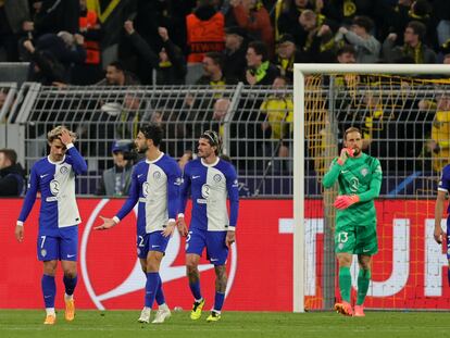 Los jugadores del Atlético, tras uno de los cuatro goles que les marcó el Borussia Dortmund.