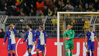 Los jugadores del Atlético, tras uno de los cuatro goles que les marcó el Borussia Dortmund.