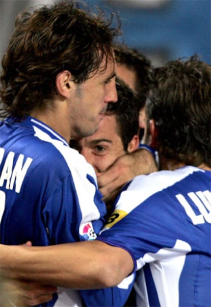 El delantero del Espanyol Tamudo celebra el primero de sus dos goles ante el Zaragoza en el estadio Lluis Companys.