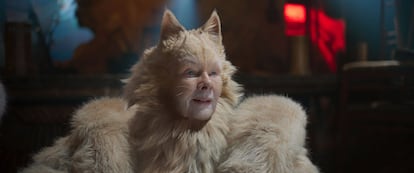 TODO EL REPARTO DE 'CATS' – Primero fue un poema de T.S. Eliot convertido en musical de Broadway por Andrew Lloyd Webber. Y luego llegó esta demencial película vapuleada por la crítica y despreciada por los espectadores, ganadora de media docena de Razzies y merecedora de capítulo aparte en la historia universal de la infamia. Allí estuvieron Judi Dench, James Corden, Ian McKellen, Rebel Wilson, Idris Elba e incluso Taylor Swift y ninguno de ellos fue capaz de insuflarle un mínimo de credibilidad y de coherencia a este gran guiñol de horrísonos gatos callejeros en el que casi todo resulta fatuo, embarazoso, ridículo. El director, Tom Hooper, venía de completar una impecable hoja de servicios en el cine con 'El discurso del rey', 'Los miserables' y 'La chica danesa' y nadie podía esperar de él semejante despropósito. Pese a todo, se trataba de un gran proyecto en el que Universal Pictures había invertido alrededor de 95 millones de euros, así que los principales implicados, empezando por una Judi Dench que no merecía ser castigada con tanta saña, se vieron obligados a participar en su campaña de promoción y defenderla con un entusiasmo digno de mejor causa. La excepción fue Idris Elba. Stephen Colbert le preguntó en junio de 2019 por el argumento de la película y el actor británico respondió: “No me hagas esto, Steph. No sé muy bien qué decirte. Supongo, en fin, que es la historia de un gato”.