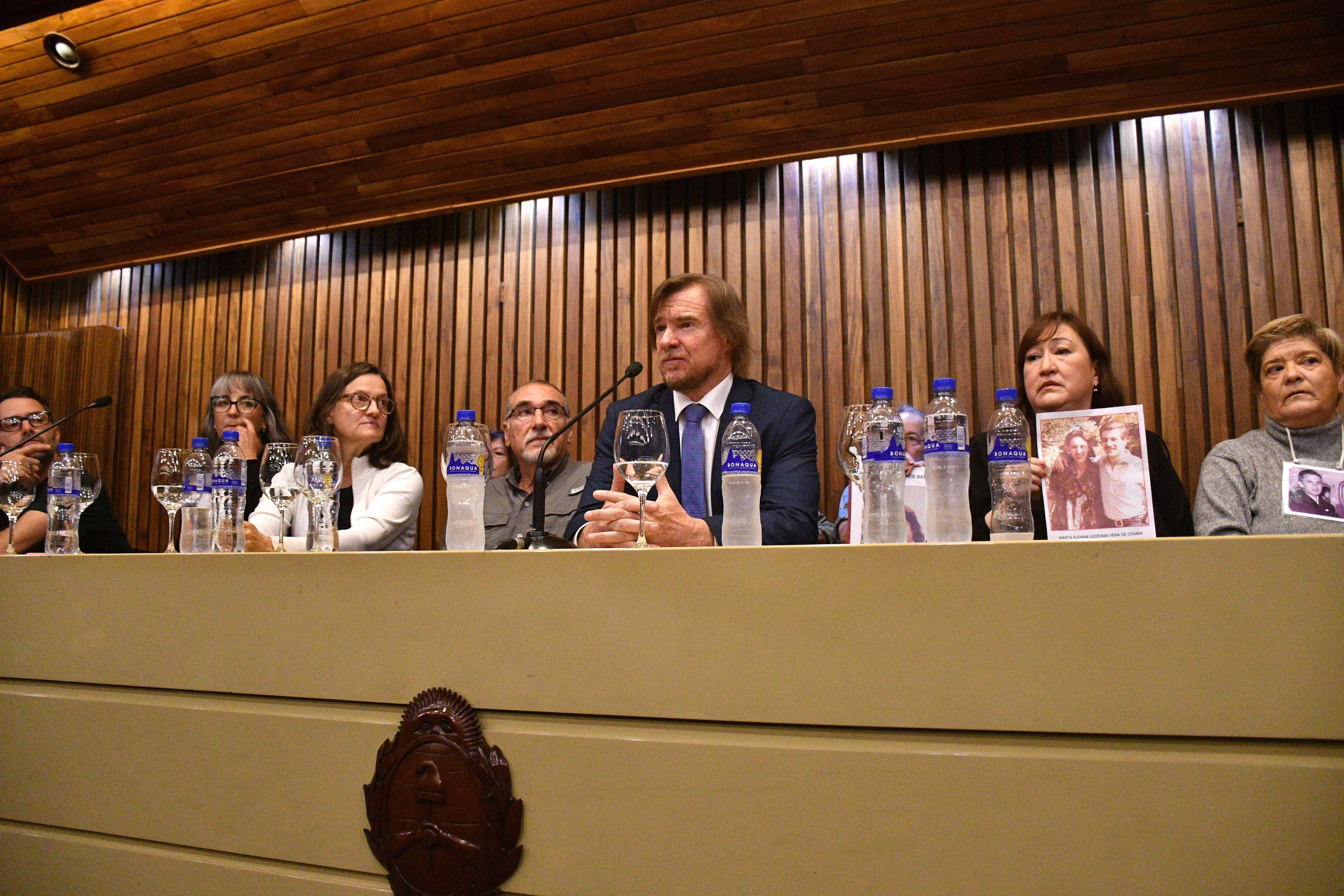 El juez Vaca Narvaja, durante una conferencia de prensa, en Argentina.