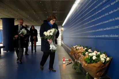 Montserrat Soler, presidenta de la Asociación 11-M Afectados del Terrorismo, y Francisco Martín, delegado del Gobierno, en la Estación de Atocha, este martes.