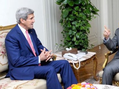 John Kerry e Abdul Fatah Al-Sisi, este sábado no Cairo.