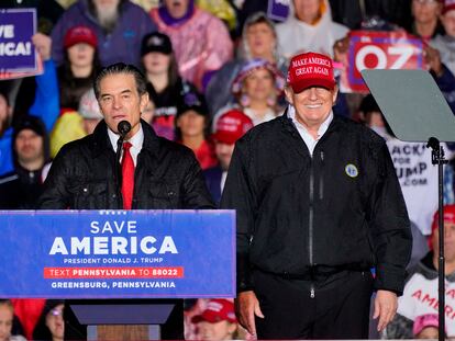 El candidato republicano al Senado Mehmet Oz, en un acto con el expresidente Donald Trump, en Greensburg, Pensilvania, el pasado 6 de mayo.