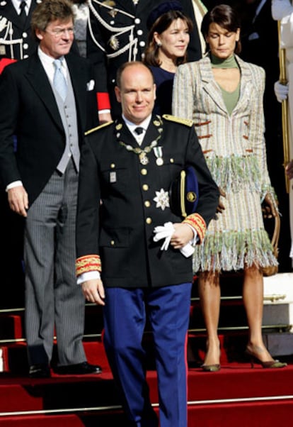 El príncipe Alberto sale de la catedral con sus hermanas, Carolina y Estefanía, y su cuñado Ernesto.