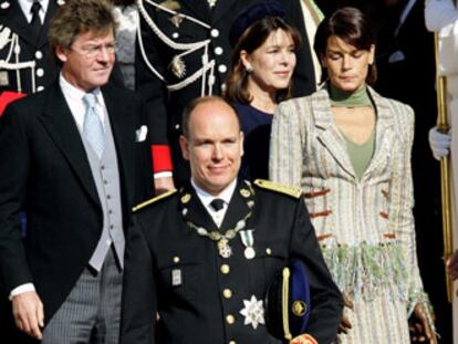 El príncipe Alberto sale de la catedral con sus hermanas, Carolina y Estefanía, y su cuñado Ernesto.