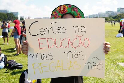 "Cortes na educação mas nas regalias não", visto em Brasília.