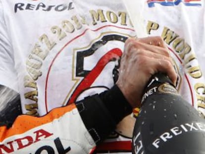Márquez celebra la victoria en el podio.