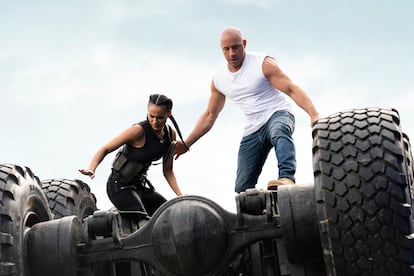 Nathalie Emmanuel y Vin Diesel en una escena de 'Fast 9', cuyo estreno se retrasó para la primavera de 2021.