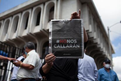 Los últimos ataques contra 'elPeriódico' se han ganado el repudio de una parte de la ciudadanía guatemalteca. El 1 de agosto, cientos de personas salieron a las calles de la capital del país centroamericano para protestar por la detención de Zamora.