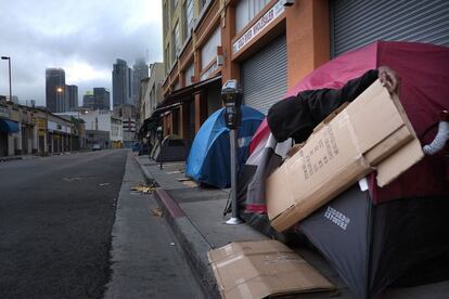 Torrance Moore, morador de rua de 46 anos, prepara sua cama com papelão no interior de uma barraca nos arredores de uma rua de Skid Row. As autoridades locais permitem que os mendigos acampem das 9h da noite às 6h da manhã. A partir dessa hora, todas as barracas devem ter sido recolhidas.