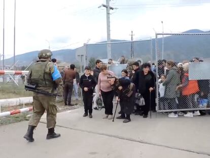 Un soldado ruso ante un grupo de civiles de Nagorno Karabaj evacuados ante el ataque de las fuerzas de Azerbaiyán, en un vídeo divulgado el 21 de septiembre.