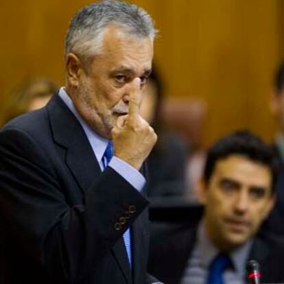 El presidente de la Junta de Andalucía, José Antonio Griñán, contesta a Javier Arenas durante la sesión de esta mañana en el Parlamento de Andalucía.