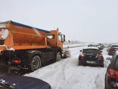 Efectivos de la Unidad Militar de Emergencias trabajan en las carreteras de Castilla y León y en Madrid para liberar a los vehículos atrapados.