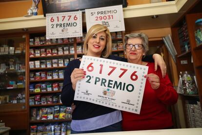 Loteras de la administración de la avenida Maracena de Granada muestran el segundo premio vendido en el local (61776).