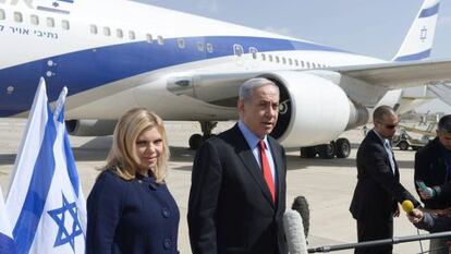 Benjamin Netanyahu y su esposa Sarah, en el aeropuerto de Tel Aviv este domingo 1 de marzo. 