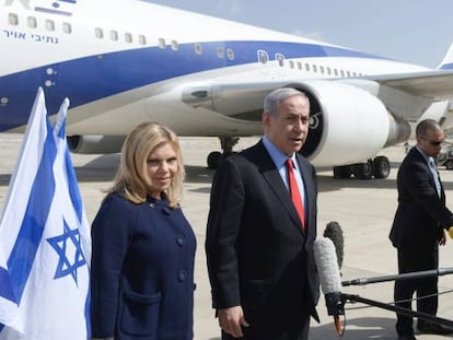 Benjamin Netanyahu y su esposa Sarah, en el aeropuerto de Tel Aviv este domingo 1 de marzo. 