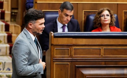 Gabriel Rufián pasa por delante de Pedro Sánchez y María Jesús Montero, este miércoles en el Congreso