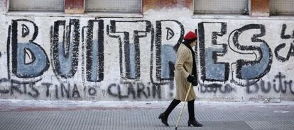 Una pintada contra los &lsquo;fondos buitre&rsquo; en Buenos Aires.