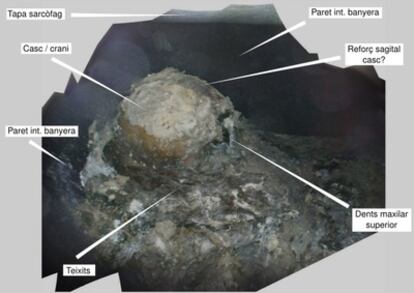 Los técnicos han accedido al sarcófago de Pere el Gran mediante la introducción en el mismo de una cámara.
