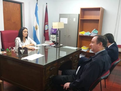 Gustavo Zanchetta, en primer plano, con su abogado y la jueza de la Sala II del Tribunal de Juicio de Orán, María Laura Toledo Zamora.