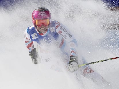 La francesa Marion Bertrand, durante el segundo eslalom gigante de la Copa del Mundo de Esquí Alpino en Schladming, Austria.