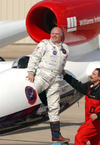 Steve Fossett es ayudado a bajar del <i>GlobalFlyer</i> tras su vuelo en solitario.