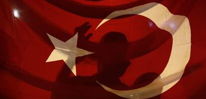 Una banddera de Turquia en las manifestaciones de apoyo a  Recep Tayyip Erdogan.