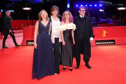 Desde la izquierda, Natalia Berezhnaya, la codirectora Jekaterina Oertel, la actriz Olga Shkabarnya y el director Ilya Khrzhanovskiy, en la Berlinale