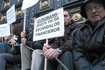 Clientes de Eurobank, ayer ante la sede del Banco de España en Barcelona.