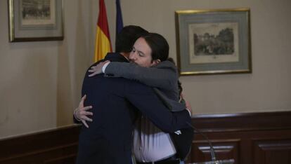 Pedro Sánchez y Pablo Iglesias tras la firma del preacuerdo de Gobierno. 