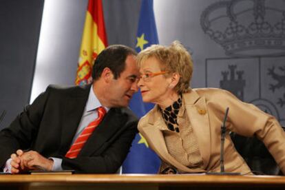 José Bono conversa con María Teresa Fernández de la Vega en la rueda de prensa posterior al Consejo de Ministros.