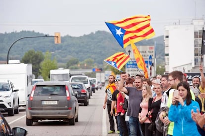 Un grupo de manifestantes, ha cortado la carretera N ll, una de las 37 carreteras catalanas, que permanece cortada por las concentraciones de ciudadanos.