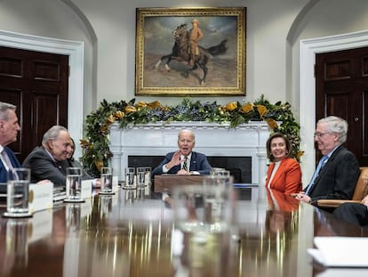 El presidente de Estados Unidos, Joe Biden, con los líderes demócratas y republicanos del Congreso, este martes en la Casa Blanca.