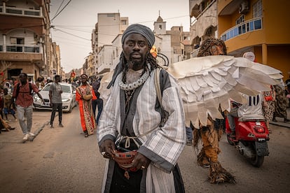 En la foto, el polifacético artista Alibeta, que ha participado en la ‘performance’ junto al colectivo Artiste du Daanu de Ouakam y otros 80 artistas de Dakar. Tras su paso por Senegal, ‘The Herds’ se ha dirigido a Marruecos y llegará a España en junio.