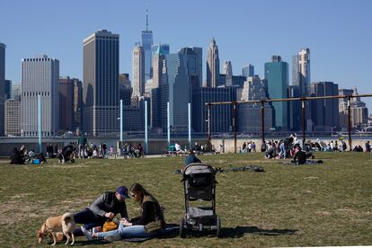Un grupo de ciudadanos descansa en el barrio neoyorquino de Brooklyn con Manhattan al fondo, el pasado domingo.