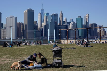 Un grupo de ciudadanos descansa en el barrio neoyorquino de Brooklyn con Manhattan al fondo, el pasado domingo.