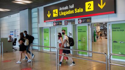 Pasajeros llegan al aeropuerto de Madrid-Barajas, el 9 de julio pasado.