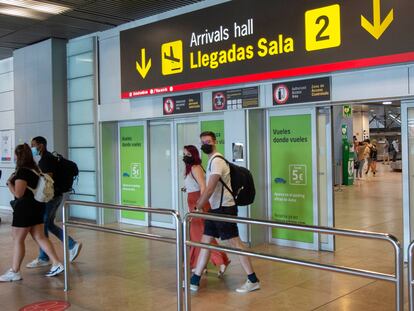 Pasajeros llegan al aeropuerto de Madrid-Barajas, el 9 de julio pasado.