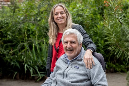 Francisco Dittborn y su hija Manuela, en el sector del bosque del Museo Taller, el pasado 9 de octubre. 