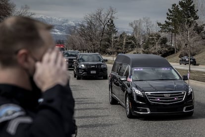 Vehículos policiales escoltan el cuerpo del oficial Eric Talley, asesinado durante el ataque en Boulder, este miércoles.