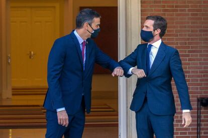 El presidente del Gobierno, Pedro Sánchez (a la izquierda), saluda al líder del PP, Pablo Casado, a su llegada a La Moncloa .Sánchez abre así la ronda en la que medirá la disposición de los partidos para pactar los Presupuestos y otras cuestiones, como la renovación de los órganos constitucionales.