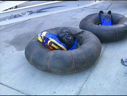 Rescatados dos inmigrantes que flotaban sobre dos ruedas a tres millas de Algeciras