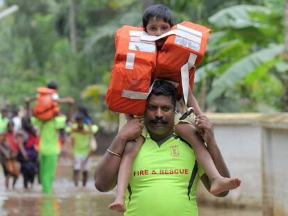 Rescate de afectos en el distrito de Thrissur, Kerala.