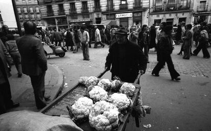 En noviembre de 1976, el fotógrafo César Lucas tomó estas imágenes de El Rastro de Madrid nunca antes digitalizadas. Desde mediados del siglo XVIII existen noticias de este mercado nacido en torno al Matadero de la Villa, que funciona las mañanas de domingos y festivos en el barrio de Embajadores.