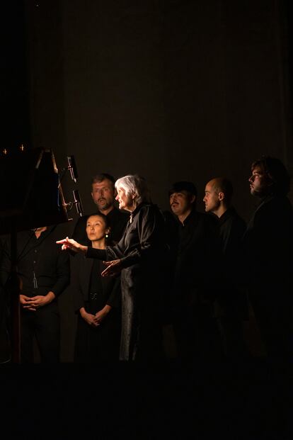 La veteranísima Rebecca Stewart y su grupo Cantus Modalis cantando en la penumbra del ábside de la Pieterskerk el pasado viernes por la noche.