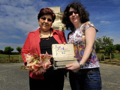 María Jesús (izquierda) y Ana Isabel, con la caja de Braulio.