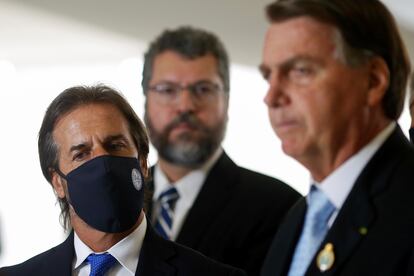 Araújo observa entrevista de Bolsonaro ao lado do presidente uruguaio, Lacalle Pou, no Palácio do Planalto.