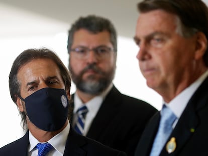 Araújo observa entrevista de Bolsonaro ao lado do presidente uruguaio, Lacalle Pou, no Palácio do Planalto.