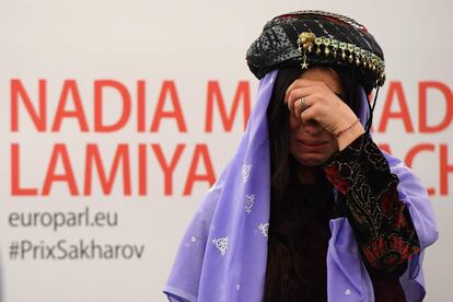 Nadia Murad, activista yazidí, se emociona al recibir el Premio Sájarov 2016 en el Parlamento Europeo en Estrasburgo (Francia), el 13 de diciembre de 2016.